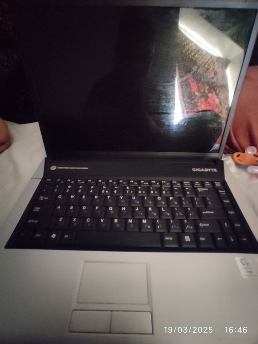 Noutbuk sotiladi hec qanday aybi yo pul zarl