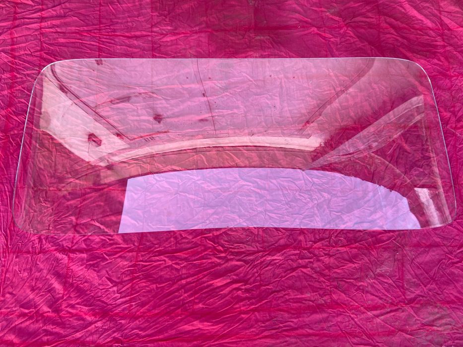 Продам лобовое, заднее и боковые стекла на автомашину ГАЗ-21