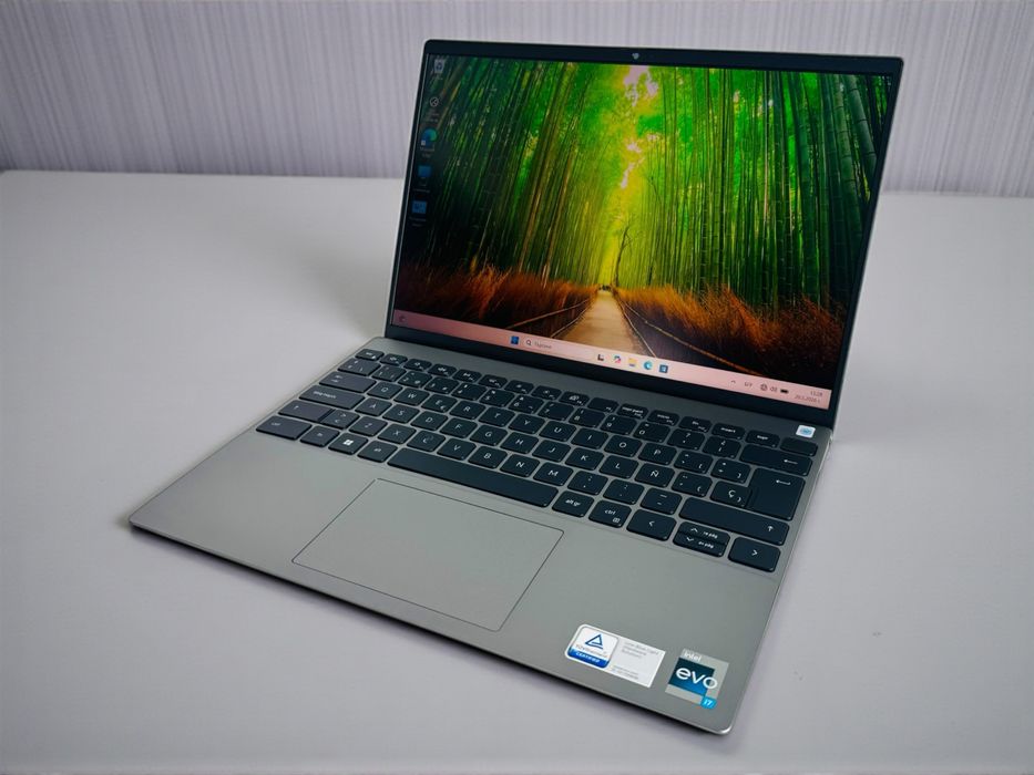 Лаптоп Dell Vostro 5320 13,3' 2K 1920x1200 i7-1260P 16GB RAM 512GB SSD Перфектен! Гаранция!
