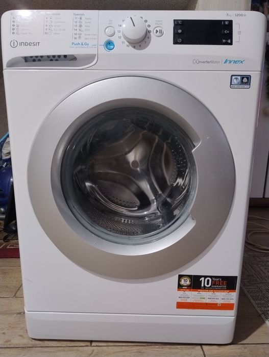 Vând mașina de spălat Indesit