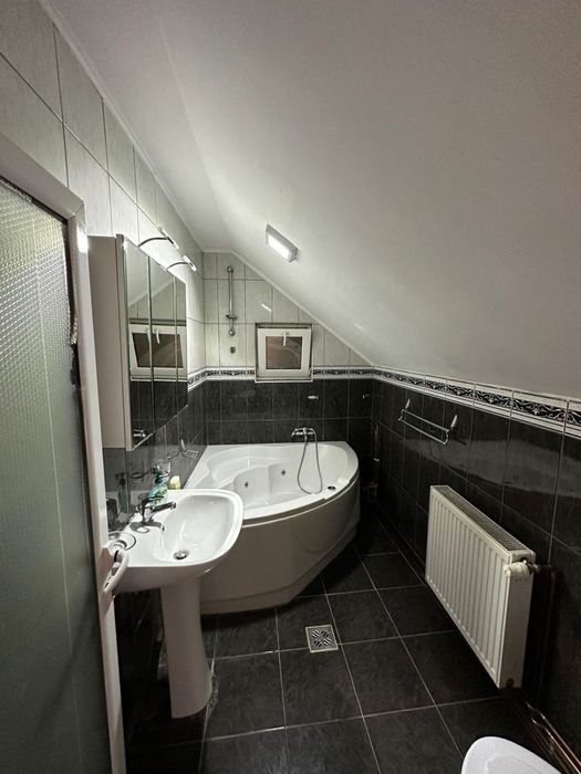 Închiriez apartament în casă – zona Schei, aproape de Piața Unirii