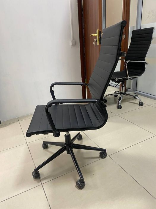 Офисные стулья и телевизор БУ