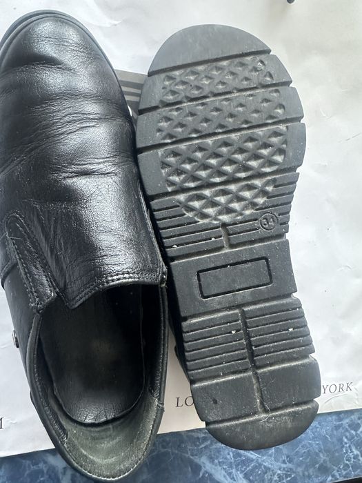 Продаются туфли на мальчика 34-й размера.