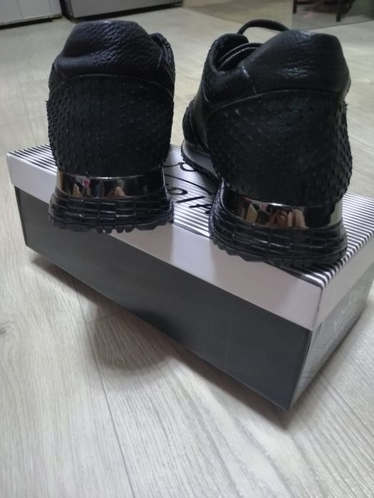 Продам демизизонные кожаные кроссовки