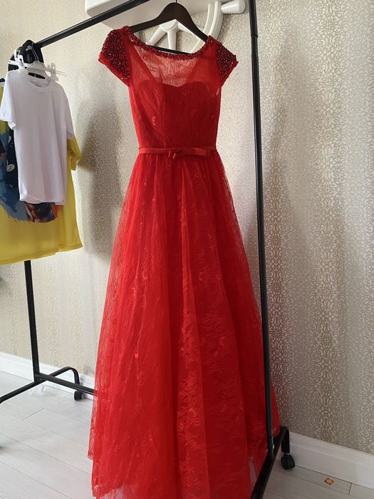 Красное красивое платье