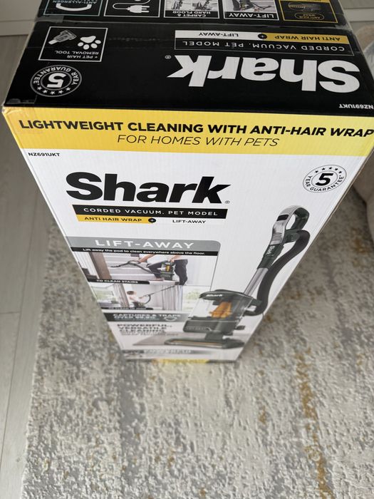 Aspirator Vertical Shark NZ691 -Sigilat-