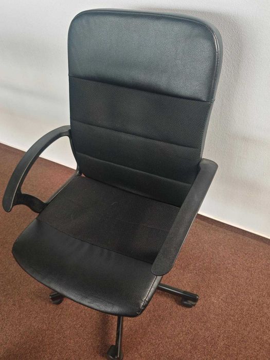 Vand 5 x Scaun birou negru, reglabil, cu brațe