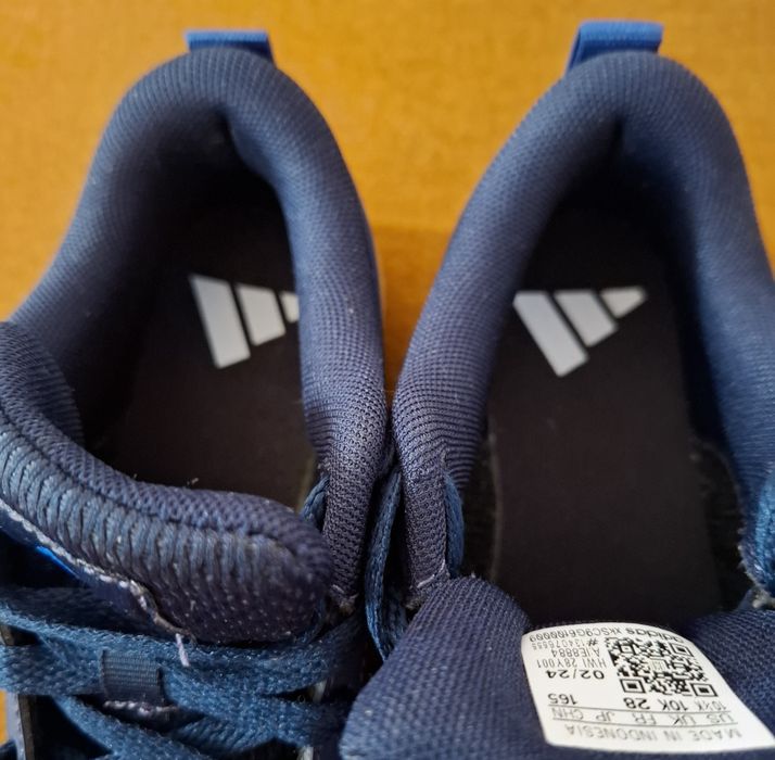 Adidași mărimea 28