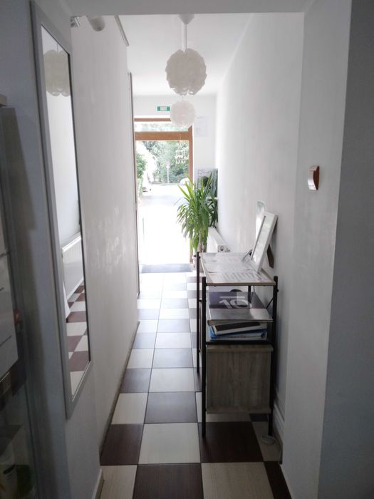 Inchiriez post coafeză,frizerie