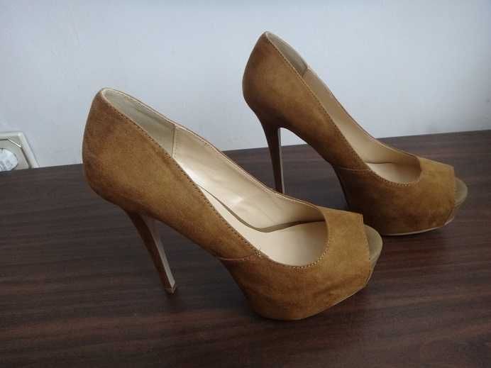 Нови бежови обувки на висок ток и платформа