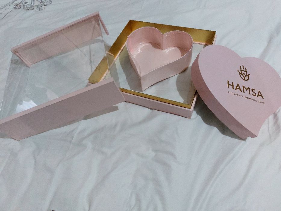 Hamsa Chocolate Boutique Cafe firmasining noyob dizayndagi qutisi soti