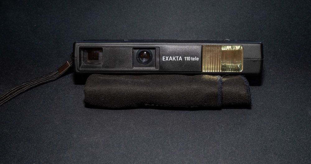 Aparat foto pe film vintage Exakta 110 tele cu bliț