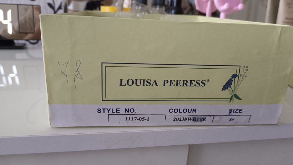 Продам новый туфли цвет белый