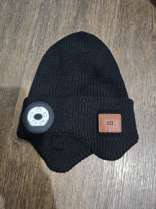 Шапка, фонарь, наушники