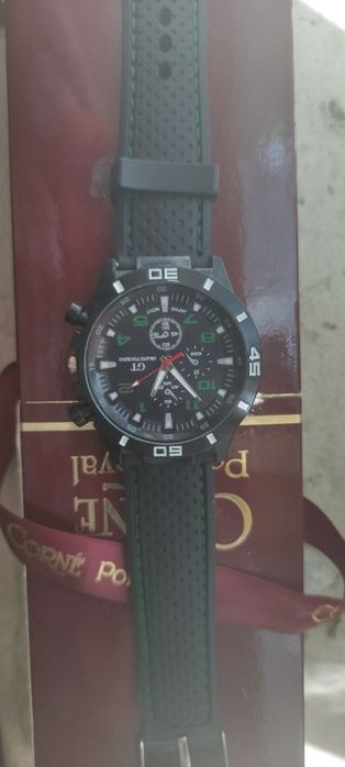 Часовник кварцов чисто нов