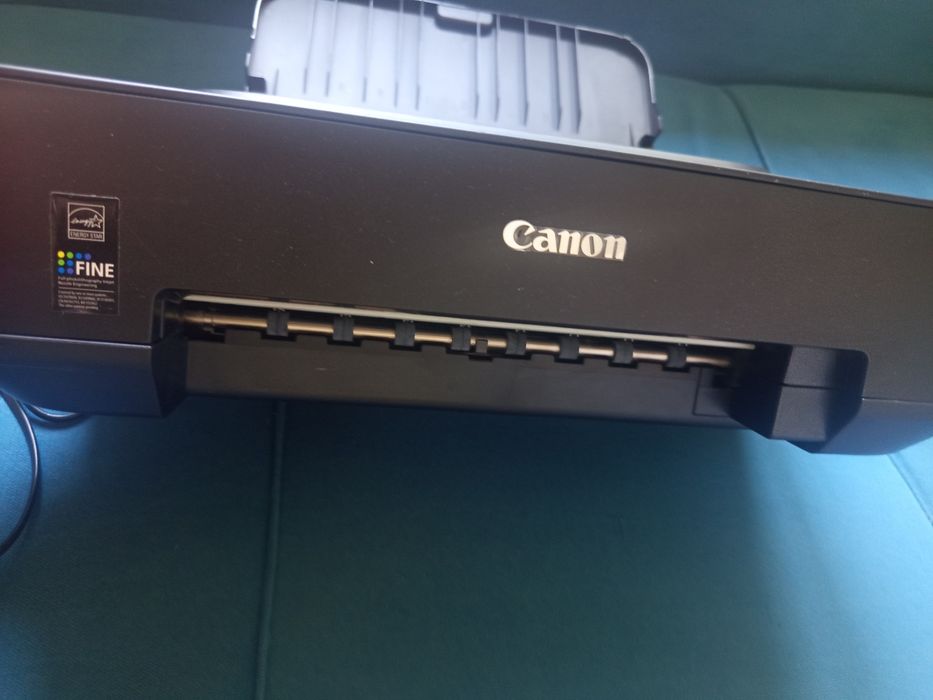 принтер Canon PIXMA iP2700 черного цвета.