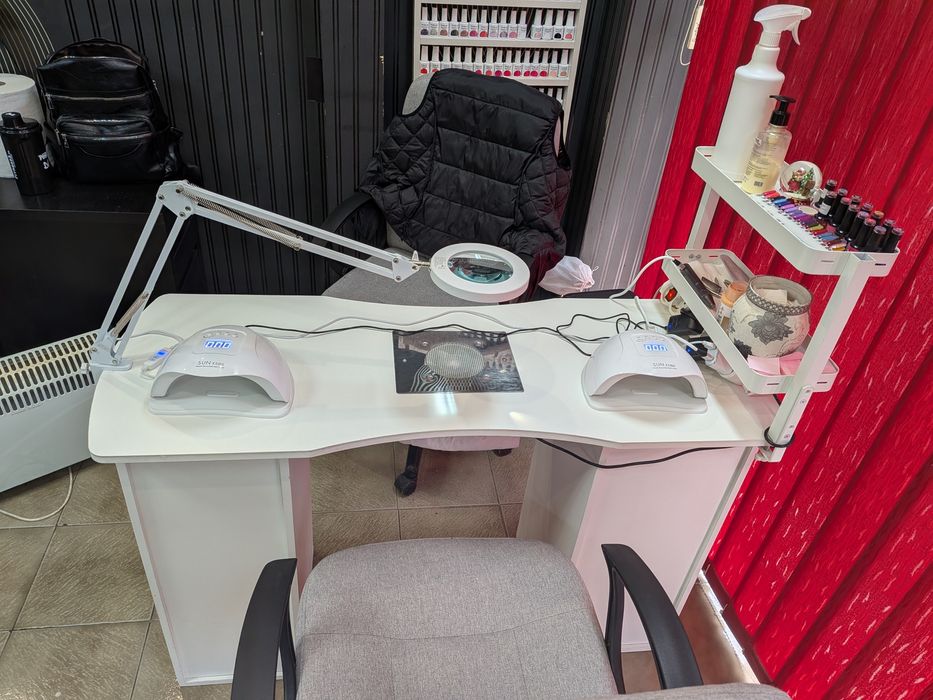 Продавам професионално бюро за маникюр 100€!