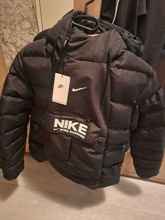 исание
Чудесен модел мъжко яке на Nike в размер L. Черен цвят