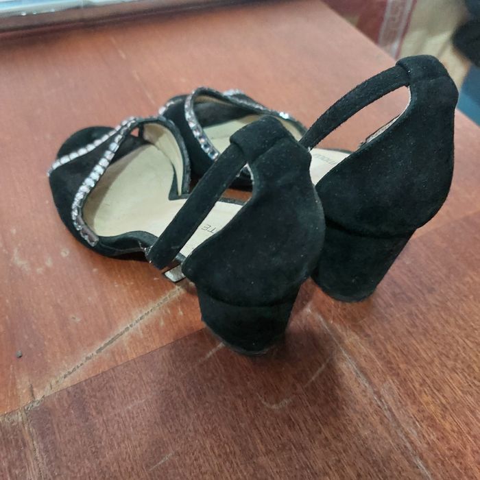 Продам туфли новые  босоножки