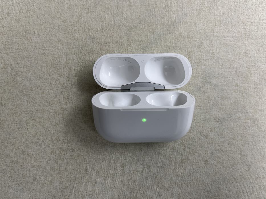 Продавам кутия за слушалки на  airpods pro