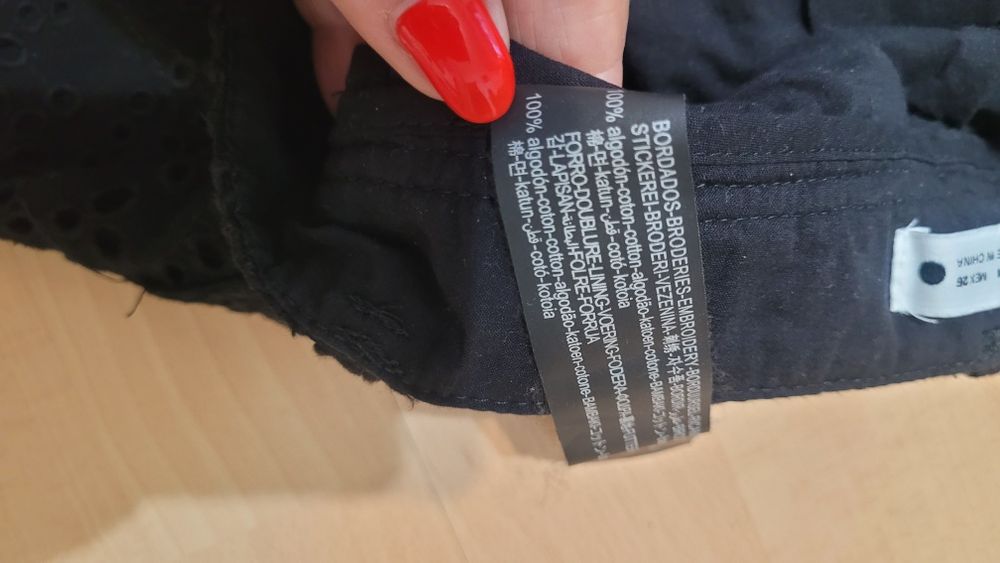 Pantaloni drepti cu broderie perforata de la Zara