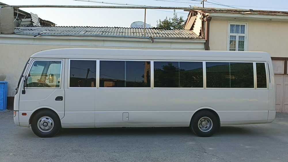 Mitsubishi rosa avtobus