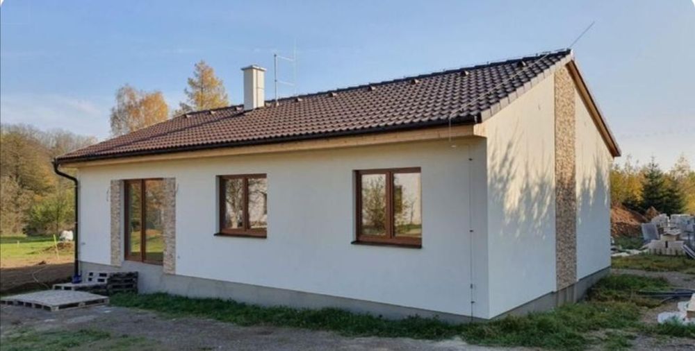 Case modulare pe structură metalică învelite cu panouri sandwich