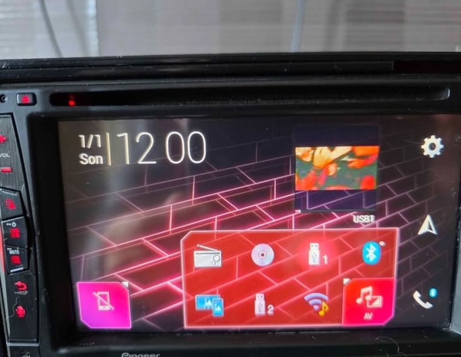 Продавам Pioneer avic-z610bt