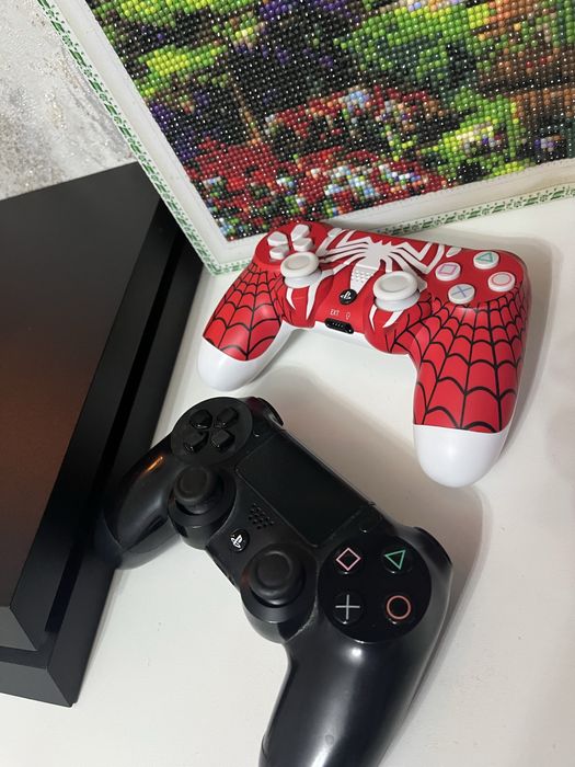 PlayStation 4 + 2 геймпада + игры
