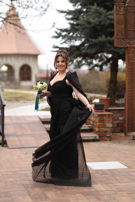 Rochie eleganta cu trena si umeri de efect, foarte comoda si usoara.