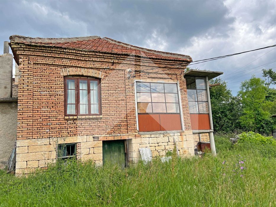 Продава тухлена селска къща в ЕКО село Беджене, община Нови пазар.