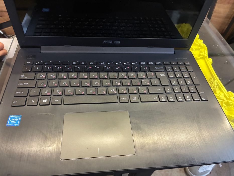 ASUS лаптопа е използван една година работи добре цената е в евро 500