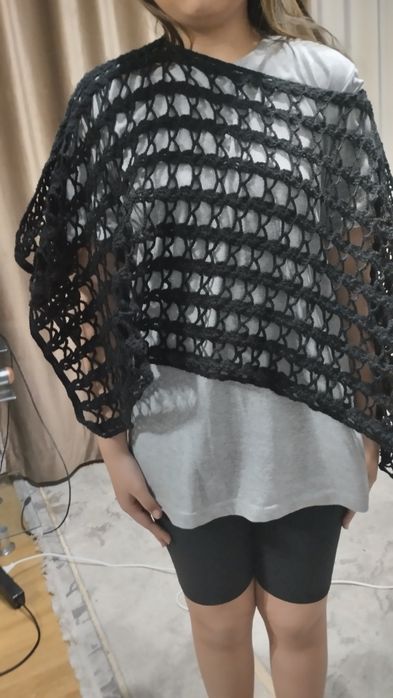 Модная ручного вязания накидка