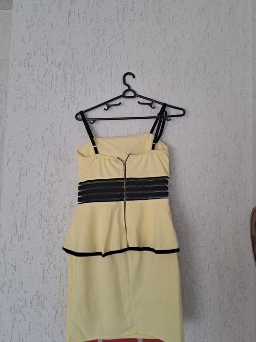 Официални рокли.