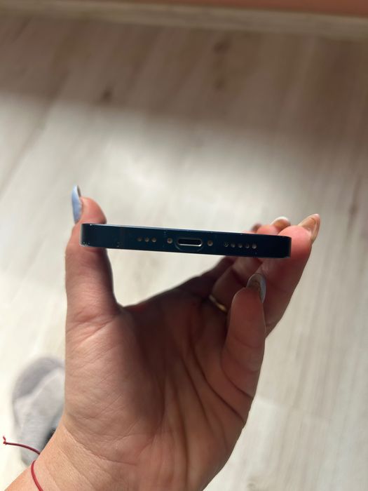 Продавам iPhone 12