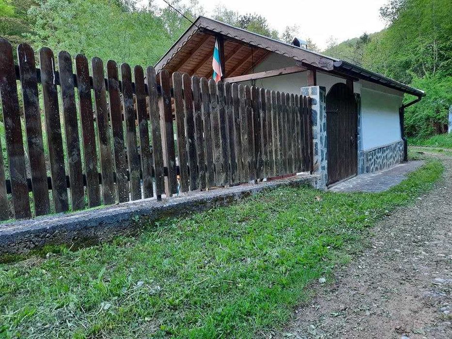 Къща под наем село Бусинци, Трън