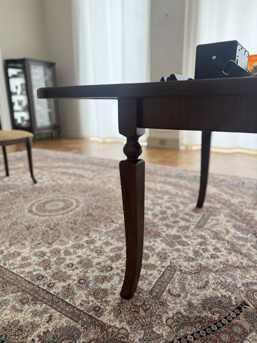 Срочно продается Гостиный Стол и стулья из ореха!