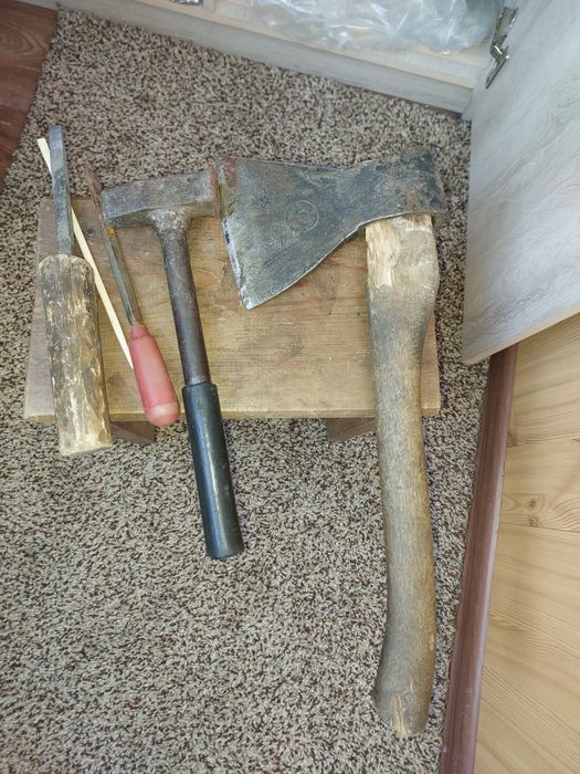 Продам молоток,топор, зубила