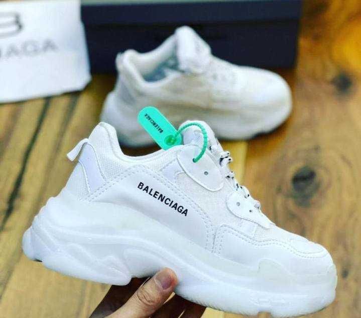 Balenciaga triple S alb Bucuresti Sectorul 5 OLX.ro