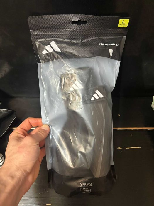 Футбольные щитки Adidas (новые, оригинал)