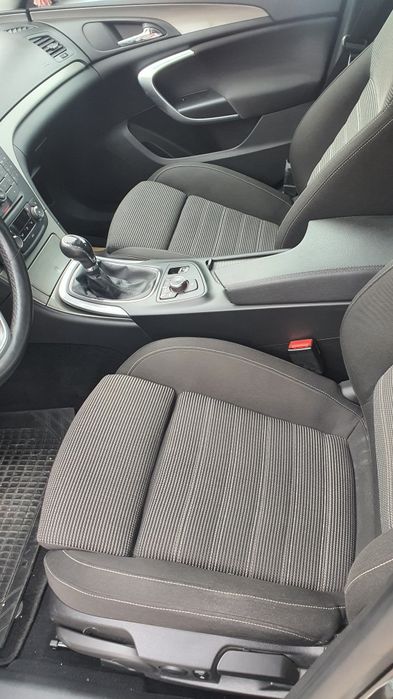 Vând Opel Insignia.