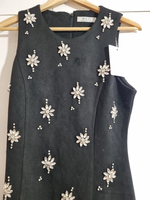 Черна рокля с камъни