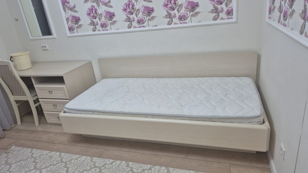 Кровать с матрасом и стол