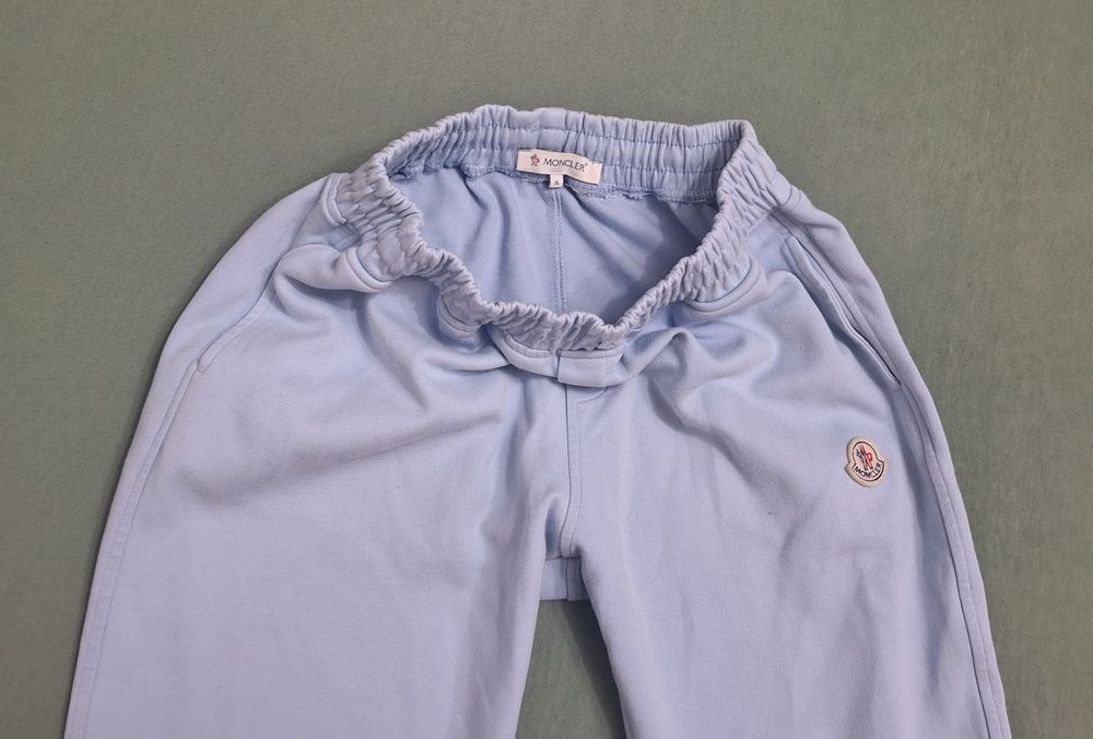 Moncler pantaloni trening din 100% bumbac, albastru deschis