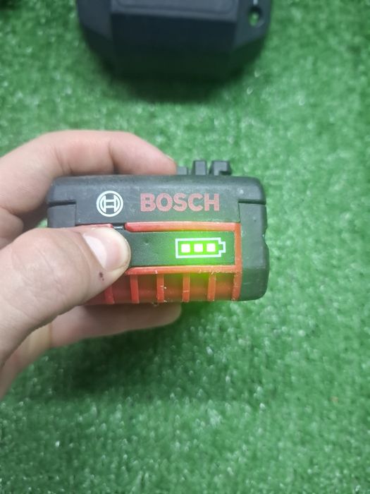 Безчетков импакт на Bosch GDR 18V-200 с 4 ампера батерия и зарядно