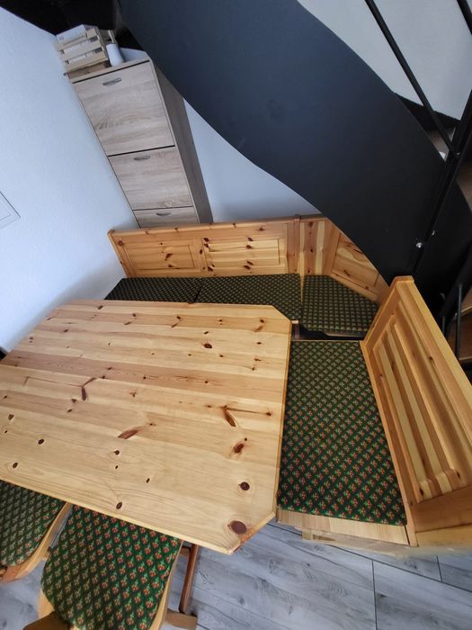 Set bucătărie colțar lemn masiv + masă + 2 scaune – impecabil
