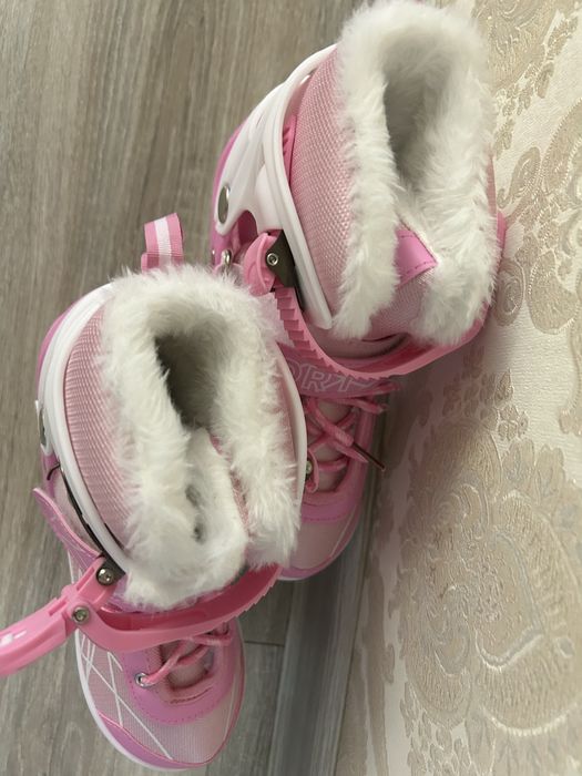 Продаю коньки розовые.