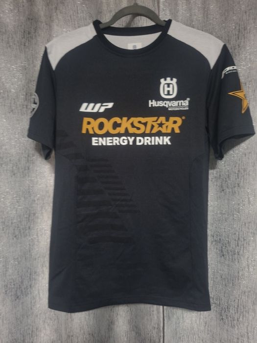 Tricouri noi diferite modele