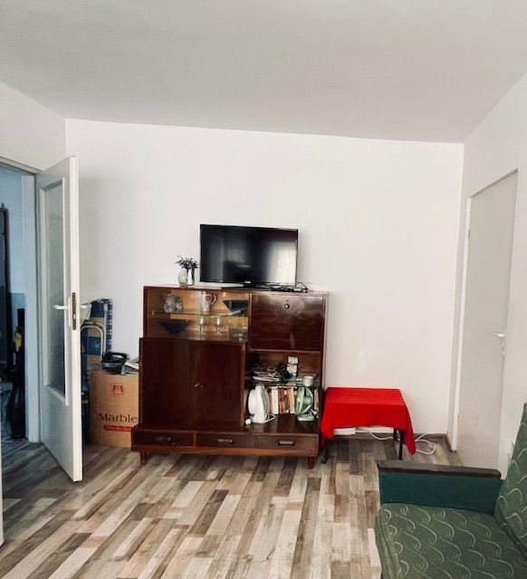 Vând apartament 3 camere Oradea Rogerius.Etaj 1.