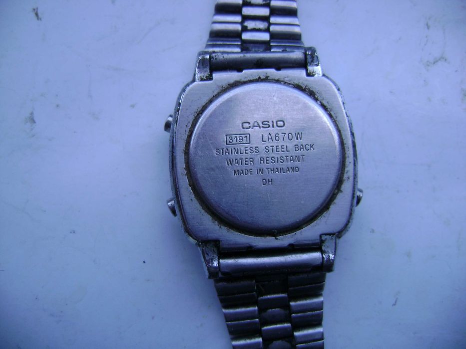 Продавам 3 броя кварцови часовници Casio,Swatch